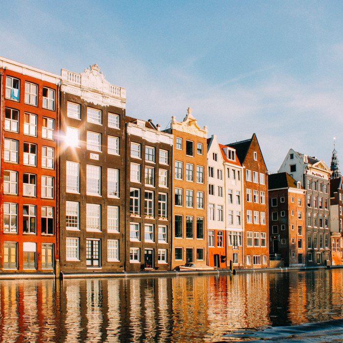 Amsterdam, gdzie motywacja do budowy wąskich domów były podatki.